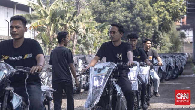 Deretan motor listrik berwarna biru-hitam terlihat terparkir rapi di kawasan industri Sentul, Kabupaten Bogor, Rabu (10/6/2026). Kendaraan-kendaraan tersebut berjajar di area terbuka dan tertutup jaring terpal berwarna hitam yang mulai dipenuhi daun-