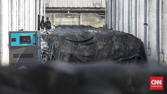Deretan motor listrik berwarna biru-hitam terlihat terparkir rapi di kawasan industri Sentul, Kabupaten Bogor, Rabu (10/6/2026). Kendaraan-kendaraan tersebut berjajar di area terbuka dan tertutup jaring terpal berwarna hitam yang mulai dipenuhi daun-