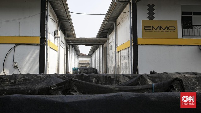 Deretan motor listrik berwarna biru-hitam terlihat terparkir rapi di kawasan industri Sentul, Kabupaten Bogor, Rabu (10/6/2026). Kendaraan-kendaraan tersebut berjajar di area terbuka dan tertutup jaring terpal berwarna hitam yang mulai dipenuhi daun-