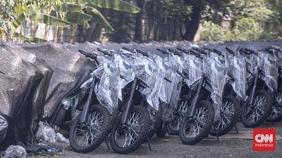 Deretan motor listrik berwarna biru-hitam terlihat terparkir rapi di kawasan industri Sentul, Kabupaten Bogor, Rabu (10/6/2026). Kendaraan-kendaraan tersebut berjajar di area terbuka dan tertutup jari