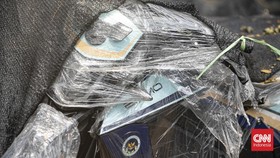 Deretan motor listrik berwarna biru-hitam terlihat terparkir rapi di kawasan industri Sentul, Bogor, Rabu (10/6/2026).  (CNN Indonesia/Adi ibrahim)