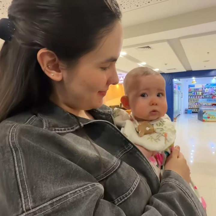 <p>Dalam unggahannya, Bunda satu anak ini mengaku sempat sedih karena harus meninggalkan rumahnya di Jakarta. Namun, ia juga merasa <em>excited</em> karena ini menjadi pertama kalinya Baby Kaia naik pesawat. "Ada sedihnya pasti kangen. Tapi, bisa balik kapan pun," ungkap Steffi, dikutip dari akun Youtube <em>@Fernandezfamilyy</em>. (Foto: Youtube @Fernandezfamilyy)</p>
