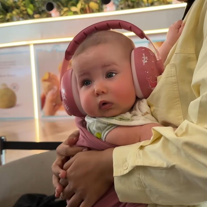 <p>Melihat dari <em>postingan</em>-nya, Baby Kaia terlihat mengenakan <em>earmuff</em> yang berwarna pink. Si Kecil berparas bule ini tampak begitu menggemaskan dengan mata berwarna biru dan rambut cokelat terang. (Foto: Youtube @Fernandezfamilyy)</p>