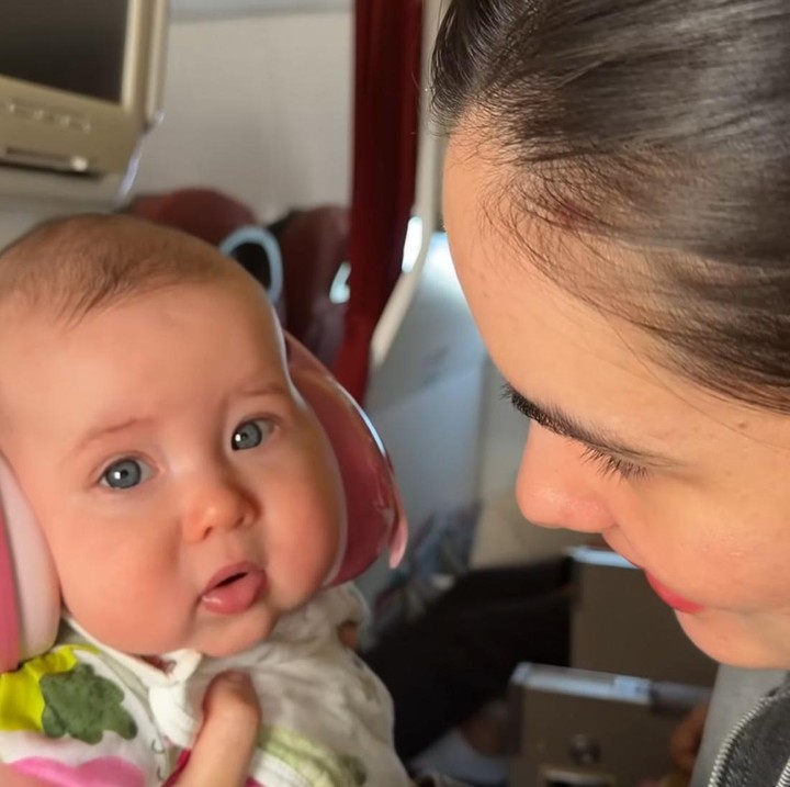 <p>Selama berada di pesawat, <em>Baby</em> Kaia terlihat anteng dan sesekali dirinya tertidur pulas. Sang Bunda pun tampak mengajaknya berbicara selama di perjalanan. Gemas banget, ya. (Foto: Youtube @Fernandezfamilyy)</p>