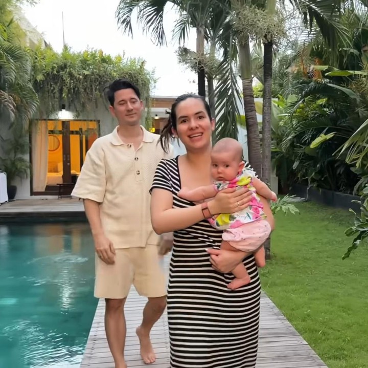 <p>Setelah sampai di Bali, Steffi dan suami terlihat sangat bahagia. Nino bercerita bahwa sang putri sempat mengantuk dan menjadi rewel selama di mobil, terutama karena kondisi macet membuatnya tidak nyaman hingga akhirnya menangis. &ldquo;Tadi di mobil Kaia sempat ngantuk banget. Kaia udah mulai capek, tidur, ngantuk, itu digendongnya harus berdiri. Jadi, tadi di mobil karena macet terpaksa harus duduk, nangisnya sampai sesegukan,&rdquo; kata Nino. (Foto: Youtube @Fernandezfamilyy)</p>