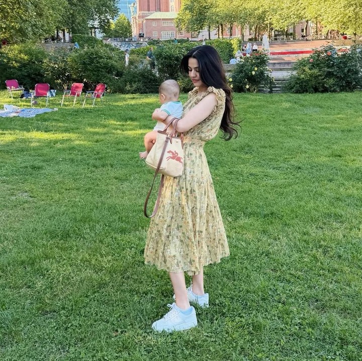 <p>Baru-baru ini, Susan mengunggah potret yang memperlihatkan kehidupan barunya bersama Si Kecil yang diberi nama Rayyan Khalid Atamimi. Dalam unggahannya, mereka tampak menikmati <em>quality time</em> di Hamburg, Jerman. "Bermekaran di mana cinta tumbuh," tulis Susan sambil menyematkan <em>emoticon</em> hati. (Foto: Instagram @susansameeh)</p>