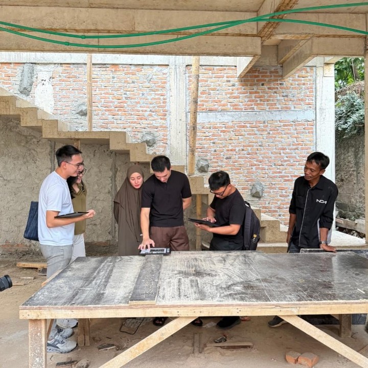 <p>Dinda Hauw dan Rey Mbayang kini tengah membangun rumah impian mereka, Bunda. Melalui unggahan di Instagram, pasangan ini tampak mengunjungi langsung hunian mereka yang disebut Rein House. Rumah tersebut diketahui masih dalam tahap pembangunan, namun sudah terlihat konsepnya yang modern. (Foto: @ar_tivities via Instagram @rey_mbayang)</p>