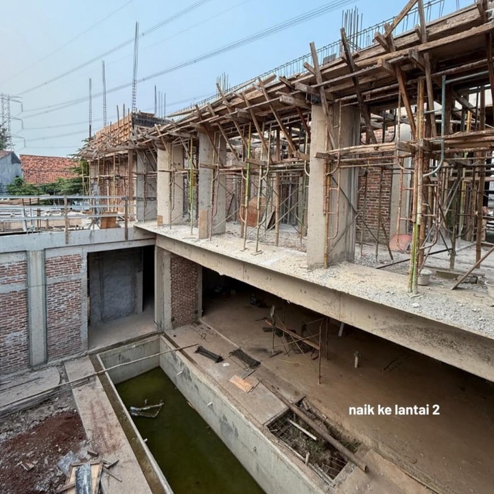 <p>Rey dan Dinda terlihat sangat detail dan selalu memantau proses pembangunan rumah baru yang akan mereka tempati bersama kedua anak tercinta. Jika melihat ke lantai dua, tampak pemandangan yang langsung mengarah ke area kolam renang, Bunda. (Foto: @ar_tivities via Instagram @rey_mbayang)</p>