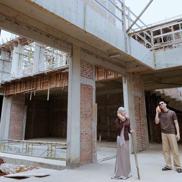 <p>Lewat unggahannya di Instagram, Rey menyampaikan bahwa pembangunan rumah ini dibuat sesuai dengan karakter penghuninya. Ia juga mengungkapkan bahwa ia dan sang istri sangat menikmati setiap proses yang dijalani. "Bangun rumahnya sesuai dengan karakter orang didalamnya. Kita <em>enjoy</em> banget nih masya Allah. Dari setiap proses selalu ada yang baru dan menarik untuk di pelajari. Kalo rencana manusia insya Allah 5 bulan lagi beres struktural, lalu masuk tahap arsitektural dan di akhiri dengan <em>finishing</em>. Semoga Allah lancarkan, Allah lindungi, dan Allah cukupkan," tulis Rey, dikutip dari akun Instagram <em>@rey_mbayang</em>. (Foto: Instagram @rey_mbayang)</p>