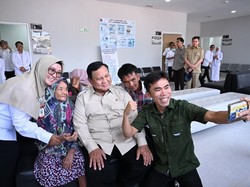 Momen Prabowo Sapa Nakes hingga Warga Saat Tinjau RSUD Krui Lampung