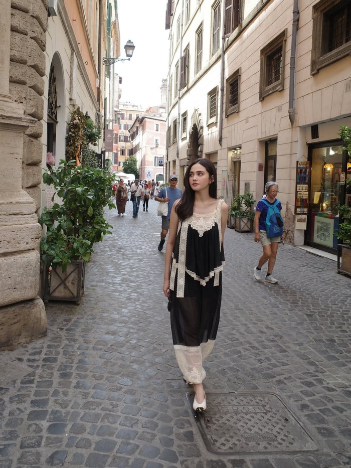 Saat menjelajahi Roma, Syifa tampil elegan dengan setelan hitam beraksen lace krem dari Zimmermann. Tas Chanel dan flat shoes Loro Piana melengkapi gayanya yang mewah/Foto: instagram.com/syifahadju