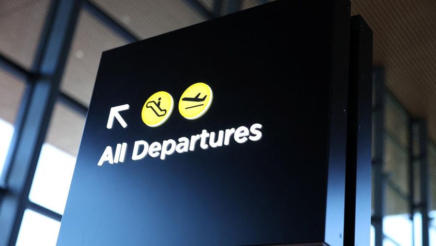Sebuah papan bertuliskan 'Semua Keberangkatan' terpampang di Bandara Internasional Western Sydney, setelah Qantas Airways dan Jetstar mengumumkan bakal meluncurkan jasa penumpang komersial setelah pembukaannya pada 25 Oktober, di Luddenham, Western Sydney, Australia, 10 Juni 2026.