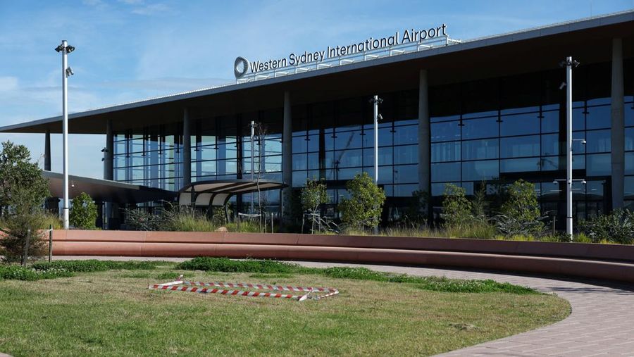 Sebuah papan nama terpasang di genting Bandara Internasional Western Sydney nan baru, setelah Qantas Airways dan Jetstar mengumumkan bakal meluncurkan jasa penumpang komersial dari airport tersebut setelah pembukaannya pada 25 Oktober, di Luddenham,