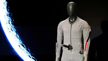 FOTO: Sentuhan Prada di Pakaian Astronaut NASA