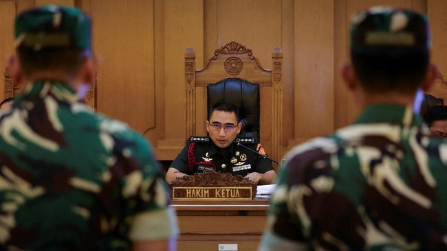 Colonel Fredy Ferdian Isnartanto, the chief judge, or hakim ketua, reads the verdicts for the Indonesian military personnel Sami Lakka, Nandala Dwi Prasetya, Budhi Hariyanto Widhi Cahyono, and Edi Sudarko, charged over an acid attack on human rights