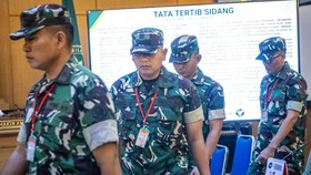 Terdakwa kasus penyiraman air keras kepada aktivis KontraS Andrie Yunus, Lettu Sami Lakka (kiri), Kapten Nandala Dwi Prasetya (kedua kiri), Lettu Budhi Hariyanto Widhi Cahyono (kedua kanan) dan Serda Edi Sudarko (kanan) tiba untuk menjalani sidang pe