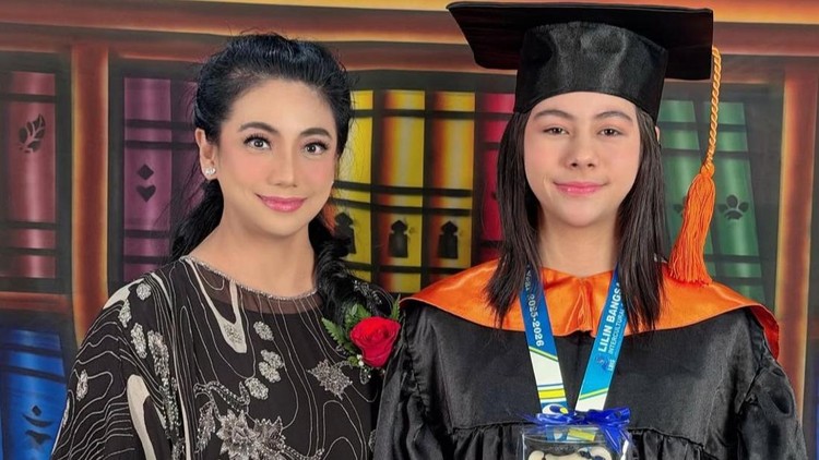 Siti KDI Terharu Dapat Kejutan Manis dari Putrinya Elif saat Kelulusan SD