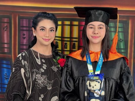 Penuh Haru, Siti KDI Dapat Hadiah Tak Terduga dari Putrinya Elif saat Kelulusan SD