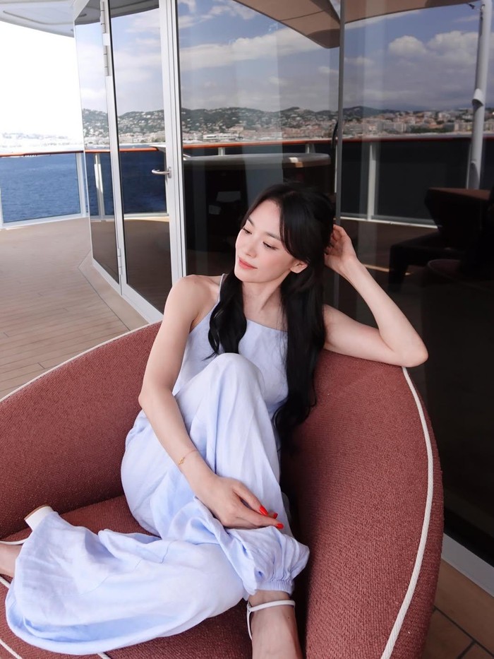 Pesona sang aktris yang fresh dan awet muda membuat visual-nya terlihat makin rupawan di momen liburannya./ Foto: instagram.com/kyo1122