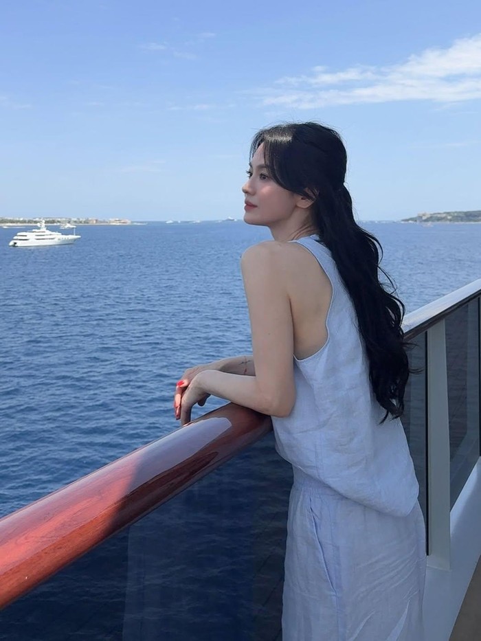 Dalam sejumlah potret yang diunggah, Song Hye Kyo terlihat cantik dan anggun dengan gaya rambut half-ponytail, Beauties./ Foto: instagram.com/kyo1122