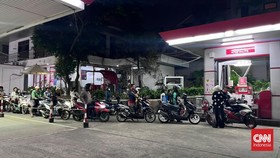 Suasana SPBU setelah kenaikan harga Pertamax. (CNNIndonesia.com/Laurent Nabila Zahra)