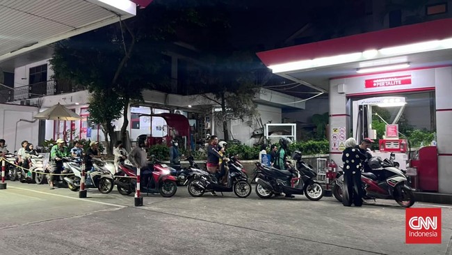 Suasana SPBU setelah kenaikan harga Pertamax. (CNNIndonesia.com/Laurent Nabila Zahra)