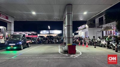 Suasana SPBU setelah kenaikan harga Pertamax. (CNNIndonesia.com/Laurent Nabila Zahra)