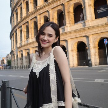 Potret Syifa Hadju yang Feminin dan Anggun saat Honeymoon di Italia