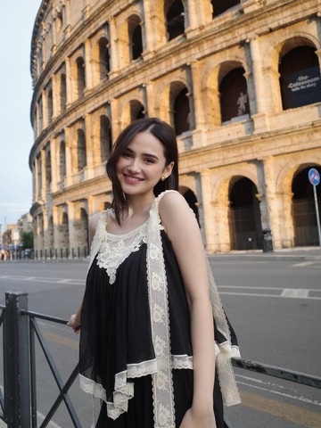 Potret Syifa Hadju yang Feminin dan Anggun saat Honeymoon di Italia