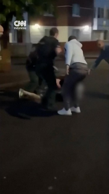 Rekaman video menunjukkan kondisi pasca serangan pisau brutal di Belfast, Irlandia pada Senin (8/6).