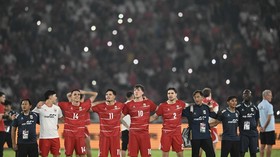 Pesepak bola dan ofisial Timnas Indonesia menyanyikan lagu Tanah Airku seusai melawan Timnas Mozambik dalam laga FIFA Matchday di Stadion Utama Gelora Bung Karno (SUGBK), Senayan, Jakarta, Selasa (9/6/2026). Timnas Indonesia mengalahkan Mozambik deng