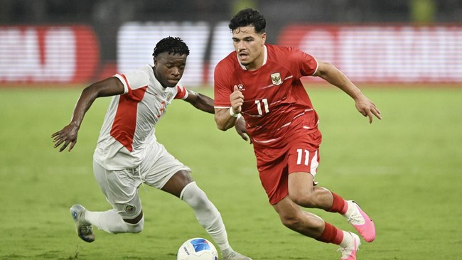 Pesepak bola Timnas Indonesia Ragnar Oratmangoen (kanan) berusaha melewati adangan pesepak bola Timnas Mozambik Oscar Benjamim Samuane (kiri) dalam laga FIFA Matchday di Stadion Utama Gelora Bung Karno (SUGBK), Senayan, Jakarta, Selasa (9/6/2026).  T