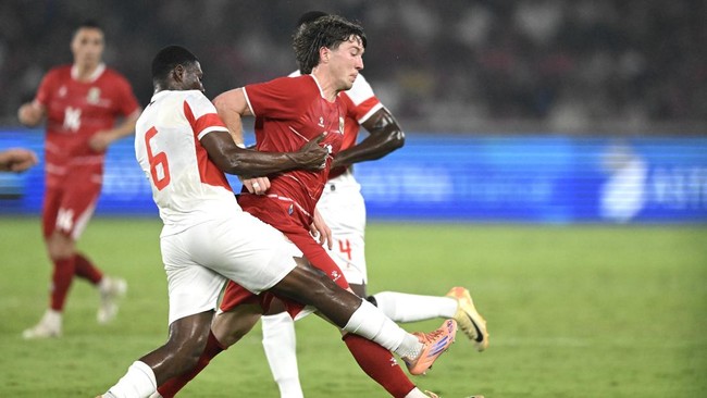 Pesepak bola Timnas Indonesia Ole Lennard Ter Haar Romenij (kanan) berebut bola dengan pesepak bola Timnas Mozambik Manuel Nhanga Kambala (kiri) dalam laga FIFA Matchday di Stadion Utama Gelora Bung Karno (SUGBK), Senayan, Jakarta, Selasa (9/6/2026).