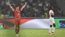 Pesepak bola Timnas Indonesia Joey Pelupessy mengepalkan kedua tangannya seusai melawan Timnas Mozambik dalam laga FIFA Matchday di Stadion Utama Gelora Bung Karno (SUGBK), Senayan, Jakarta, Selasa (9/6/2026). Timnas Indonesia mengalahkan Mozambik de