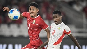 Pesepak bola Timnas Indonesia Marselino Ferdinan (kiri) berebut bola dengan pesepak bola Timnas Mozambik Valter Antonio Dauce Nhacussa (kanan) dalam laga FIFA Matchday di Stadion Utama Gelora Bung Karno (SUGBK), Senayan, Jakarta, Selasa (9/6/2026). A
