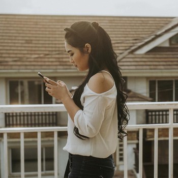 3 Ciri Kepribadian Orang yang Lebih Suka Chat daripada Telepon