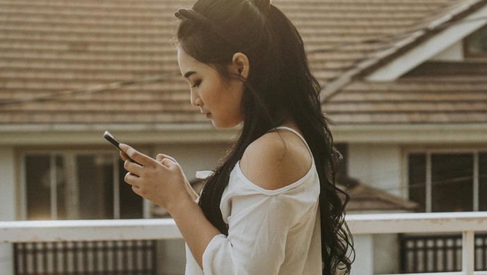 3 Ciri Kepribadian Orang yang Lebih Suka Chat daripada Telepon