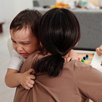 3 Kalimat Orang Tua untuk Menenangkan Anak Menangis sambil Membangun Kepercayaan Diri