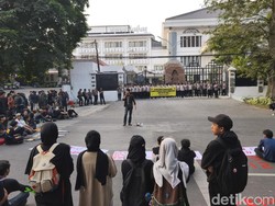 Polisi Siaga di 20 Titik Saat Aksi Mahasiswa di DPRD Jabar