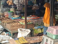 Saat Dapur Rumah Tangga Diuji Kenaikan Harga Bahan Pokok di Indramayu