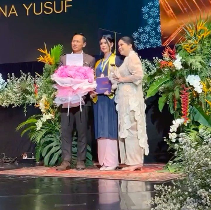 <p>Tak hanya itu, ia pun berhasil mendapat predikat sebagai salah satu siswa terbaik. Kabar membanggakan ini dibagikan langsung oleh sang Bunda melalui <em>postingan</em> terbaru di akun Instagram pribadinya.&nbsp;(Foto: Instagram @annisayudhoyono)</p>