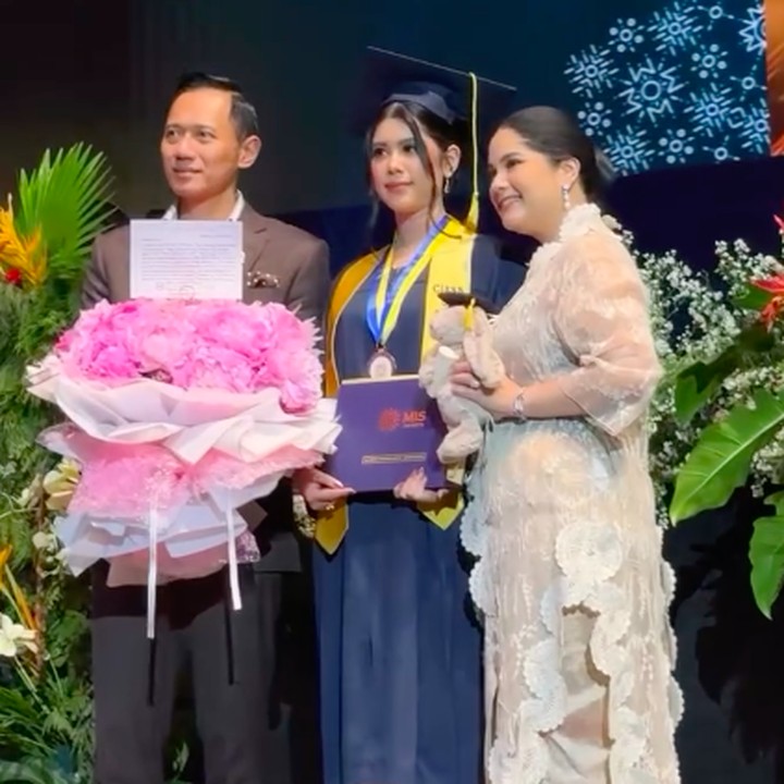 <p>Tentu saja, sebagai orang tua, Annisa tak bisa menyembunyikan perasaan bangganya terhadap sang putri. &ldquo;Kami bersyukur melihat semua kerja keras, ketekunan, dan semangat belajarnya selama ini berbuah manis. Almira lulus sebagai salah satu lulusan terbaik (Top 10% Graduates) Angkatan 2026, menerima penghargaan Outstanding Academic Distinction Award dan Certificate of Excellence in Business Management,&rdquo; tulis Annisa, dikutip dari laman Instagram <em>@annisayudhoyono,</em> Kamis (11/6/2026).&nbsp;(Foto: Instagram @annisayudhoyono)</p>