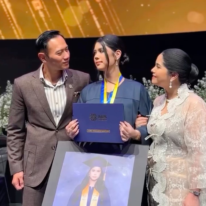 <p><em>Postingan</em> tersebut pun langsung dibanjiri komentar warganet yang turut menyampaikan ucapan dan pujian untuk Almira. &ldquo;Alhamdulillah selamat yaa kaka Aira,&rdquo; tulis akun <em>@nandaper****.</em> &ldquo;Aira anak cerdas pintar seperti papa dan mamanya,&rdquo; tulis akun <em>@yostika****.&nbsp;</em>(Foto: Instagram @annisayudhoyono)</p>