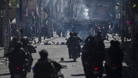 Demonstrators clash with police during a protest calling for the resignation of Bolivia's President Rodrigo Paz, following weeks of protests and blockades that have caused shortages of food, fuel and medicine, in La Paz, Bolivia, June 10, 2026. REUTE