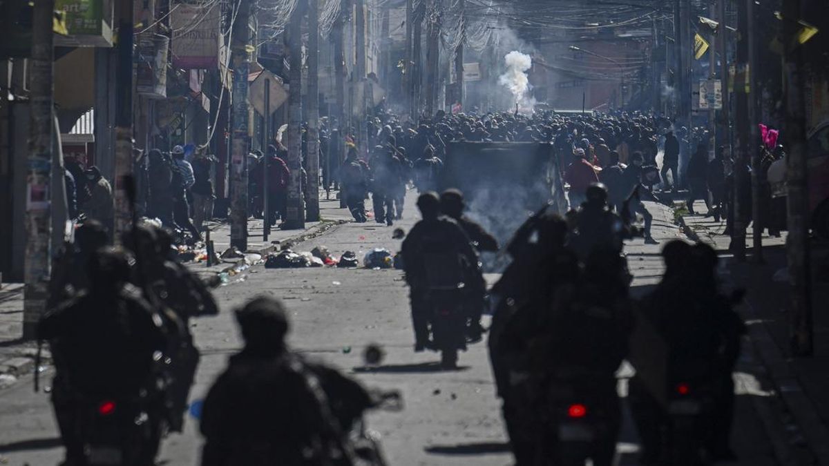 Foto: Bolivia Di Ambang Darurat Militer, Warga Blokade Ibu Kota