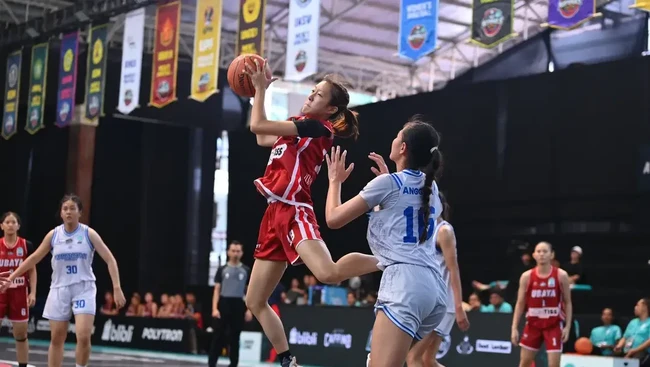 Universitas Surabaya (Ubaya) putri memastikan diri sebagai juara Grup D Basketball Campus League The Nationals usai mengalahkan Universitas Kristen Maranatha 97-71. (Dok. Campus League)