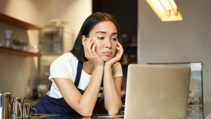 Orang yang terobsesi menjadi sempurna sering mengaitkan identitas dirinya dengan pekerjaan. Hal ini bisa memicu stres atau krisis identitas saat mereka berhadapan dengan kegagalan. Akibatnya, mereka bisa merasa hancur dan tidak percaya diri.