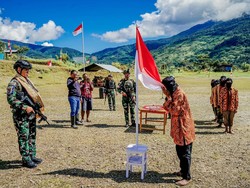 8 Anggota OPM di Kiwirok Kembali ke NKRI, Serahkan Bendera Bintang Kejora