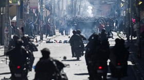Demonstrasi yang menuntut Presiden Bolivia Rodrigo Paz mundur berujung bentrok antara pengunjuk rasa dan polisi di Kota Chocabamba.