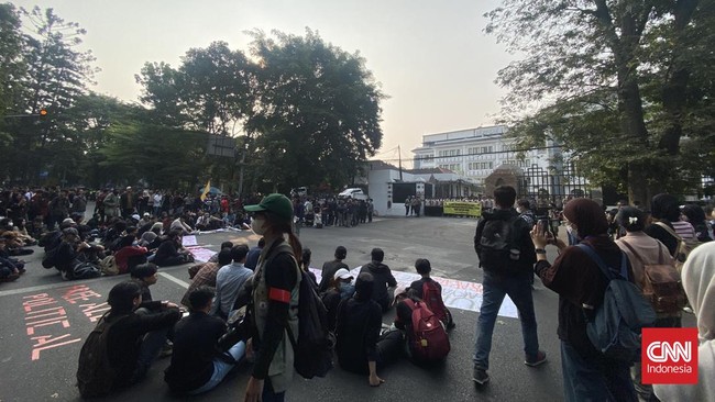 Mahasiswa sejumlah kampus di Jabar berdemo di depan DPRD Jabar, Kamis sore, terkait kondisi negara saat ini dari mulai lemahnya rupiah hingga BBM,